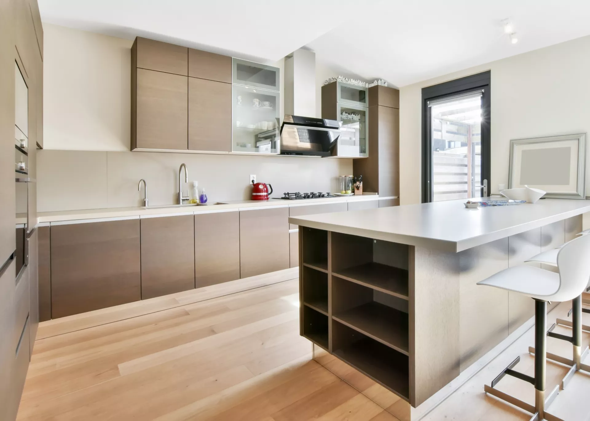 Handless kitchen cabinet design